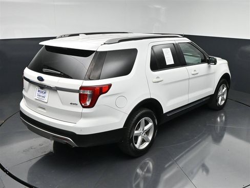 Used 2017 Ford Explorer XLT w/ Equipment Group 201A AWD/4WD image 24