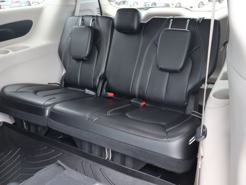 Used 2023 Chrysler Pacifica Touring-L FWD image 11