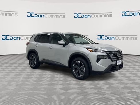 Used 2025 Nissan Rogue SV image 2