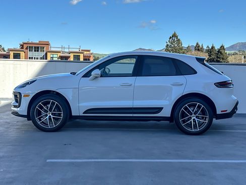 Used 2025 Porsche Macan image 2