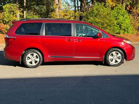 Used 2016 Toyota Sienna LE image 21