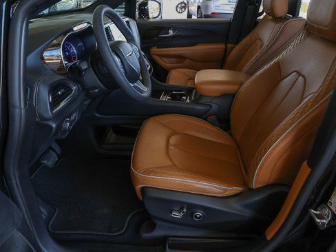 Used 2023 Chrysler Pacifica Pinnacle FWD image 9