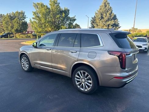 Used 2022 Cadillac XT6 Premium Luxury AWD/4WD image 2