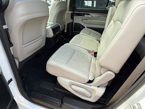 Used 2025 Jeep Wagoneer 4WD w/ Premium Group I image 25