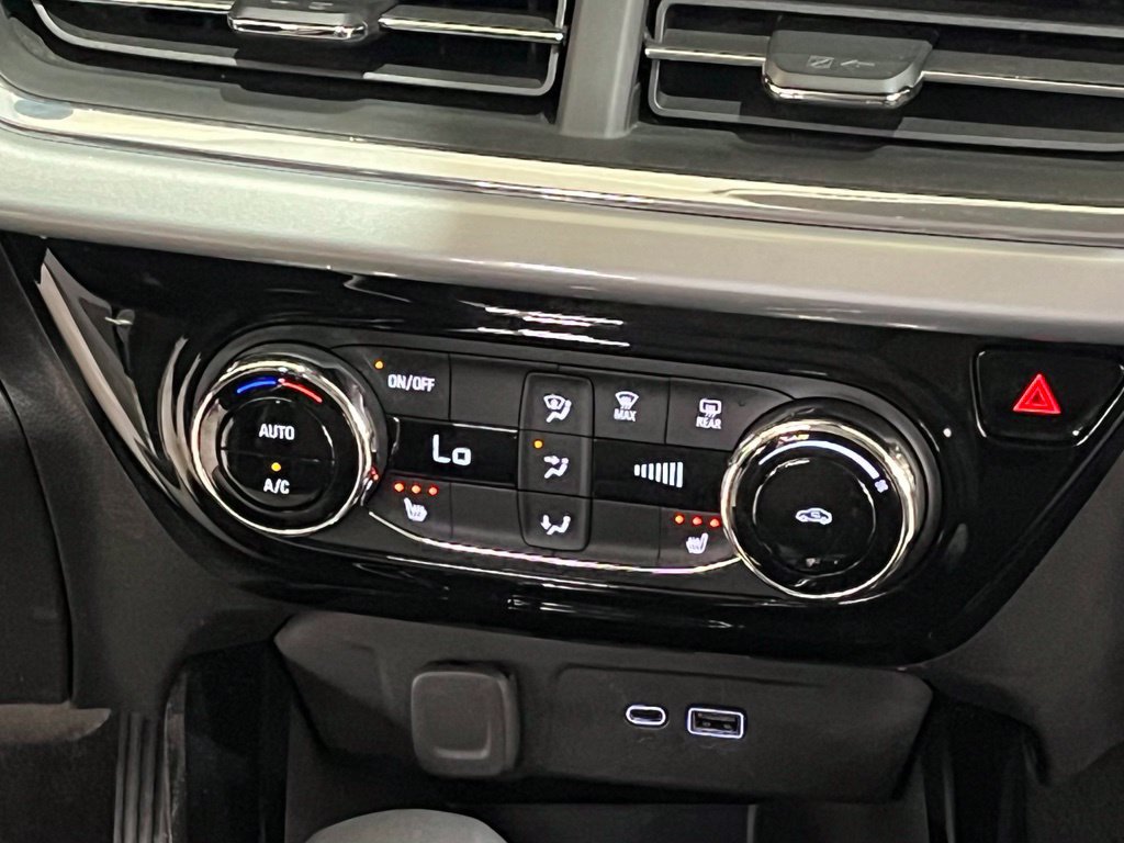 Certified 2025 Chevrolet Trax LT w/ LT Convenience Package FWD image 23