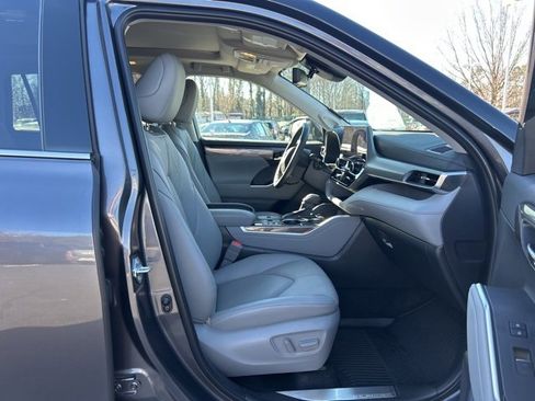 Used 2024 Toyota Highlander Platinum image 16