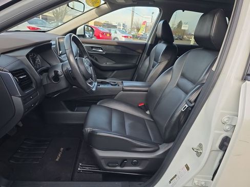 Used 2021 Nissan Rogue SV w/ Premium Package image 16