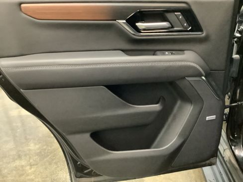 Used 2025 GMC Yukon Denali AWD/4WD image 24