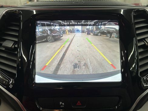 Used 2019 Jeep Cherokee Limited image 17