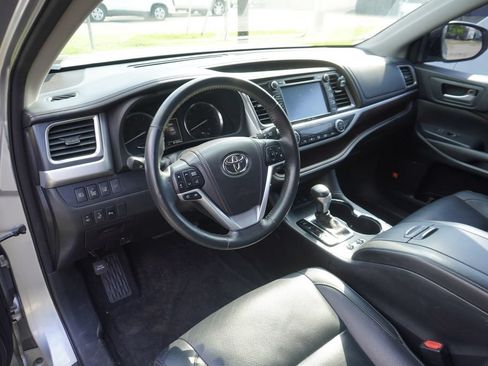 Used 2015 Toyota Highlander Limited Platinum AWD/4WD image 3