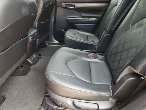Used 2021 Toyota Highlander Platinum AWD/4WD image 32