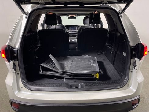 Certified 2019 Toyota Highlander FWD V6 image 10
