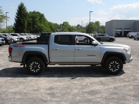 Used 2019 Toyota Tacoma TRD Off-Road AWD/4WD image 4