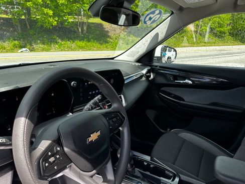 Used 2025 Chevrolet TrailBlazer LT AWD/4WD image 27