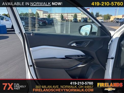 New 2025 Chevrolet Trax LT w/ Sunroof Package image 13