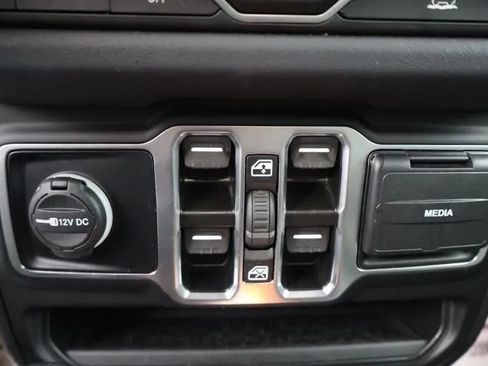 Used 2025 Jeep Wrangler Unlimited Sahara AWD/4WD image 21
