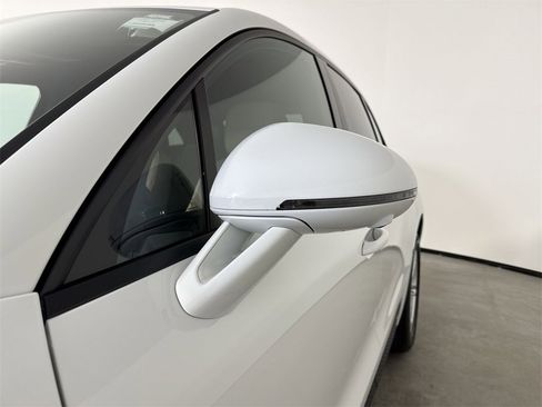 Certified 2025 Porsche Macan image 12