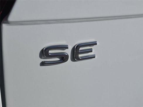 Used 2024 Volkswagen Tiguan SE w/ Panoramic Sunroof Package image 5