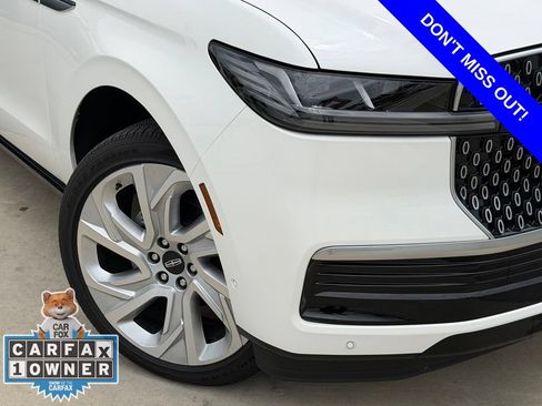 Used 2025 Lincoln Navigator Reserve AWD/4WD image 2