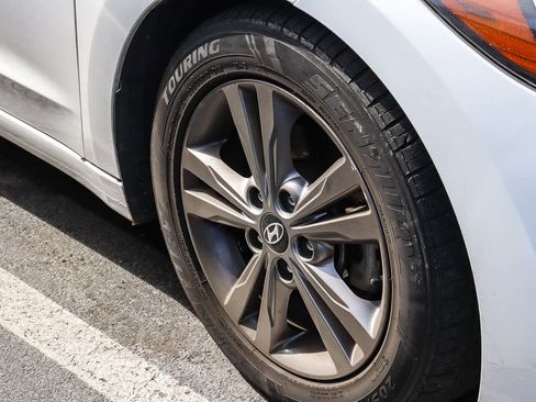 Used 2017 Hyundai Elantra SE w/ SE A/T Tech Package 03 image 5