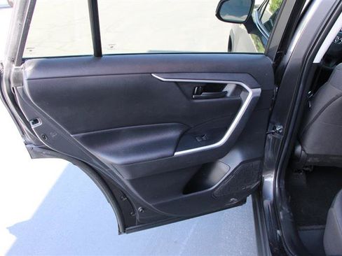 Used 2022 Toyota RAV4 LE w/ Carpet Mat Package (TMS) AWD/4WD image 17