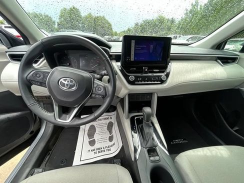 Used 2024 Toyota Corolla Cross LE FWD image 11