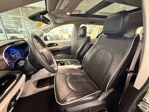 Used 2023 Chrysler Pacifica Limited image 15