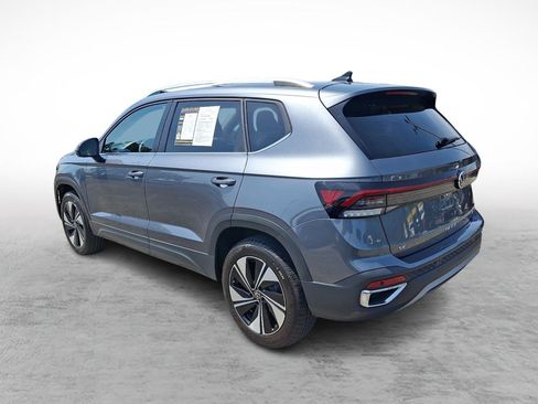 Used 2025 Volkswagen Taos SE AWD/4WD image 3