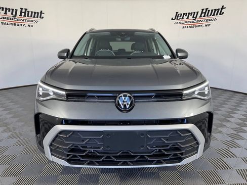 Used 2025 Volkswagen Taos SE w/ Panoramic Sunroof Package AWD/4WD image 5