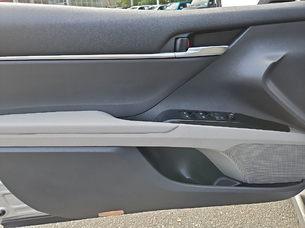 Used 2019 Toyota Camry SE w/ Convenience Package FWD image 12