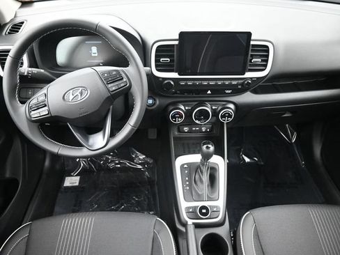 Used 2025 Hyundai Venue Limited FWD image 13