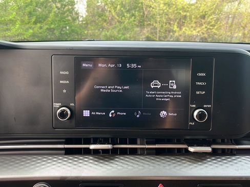 Used 2022 Kia Carnival LX FWD image 17