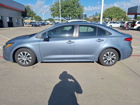 Used 2021 Toyota Corolla LE image 3
