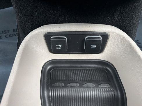 Used 2017 Chrysler Pacifica Touring-L image 10