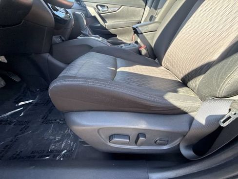 Used 2018 Nissan Rogue SV AWD/4WD image 12