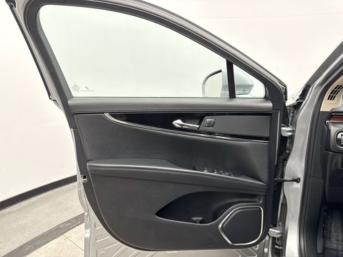 Used 2022 Lincoln Nautilus Reserve image 9