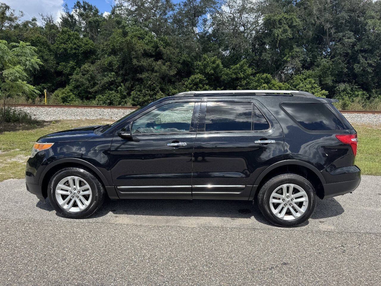 Used 2014 Ford Explorer XLT w/ Equipment Group 202A AWD/4WD image 6