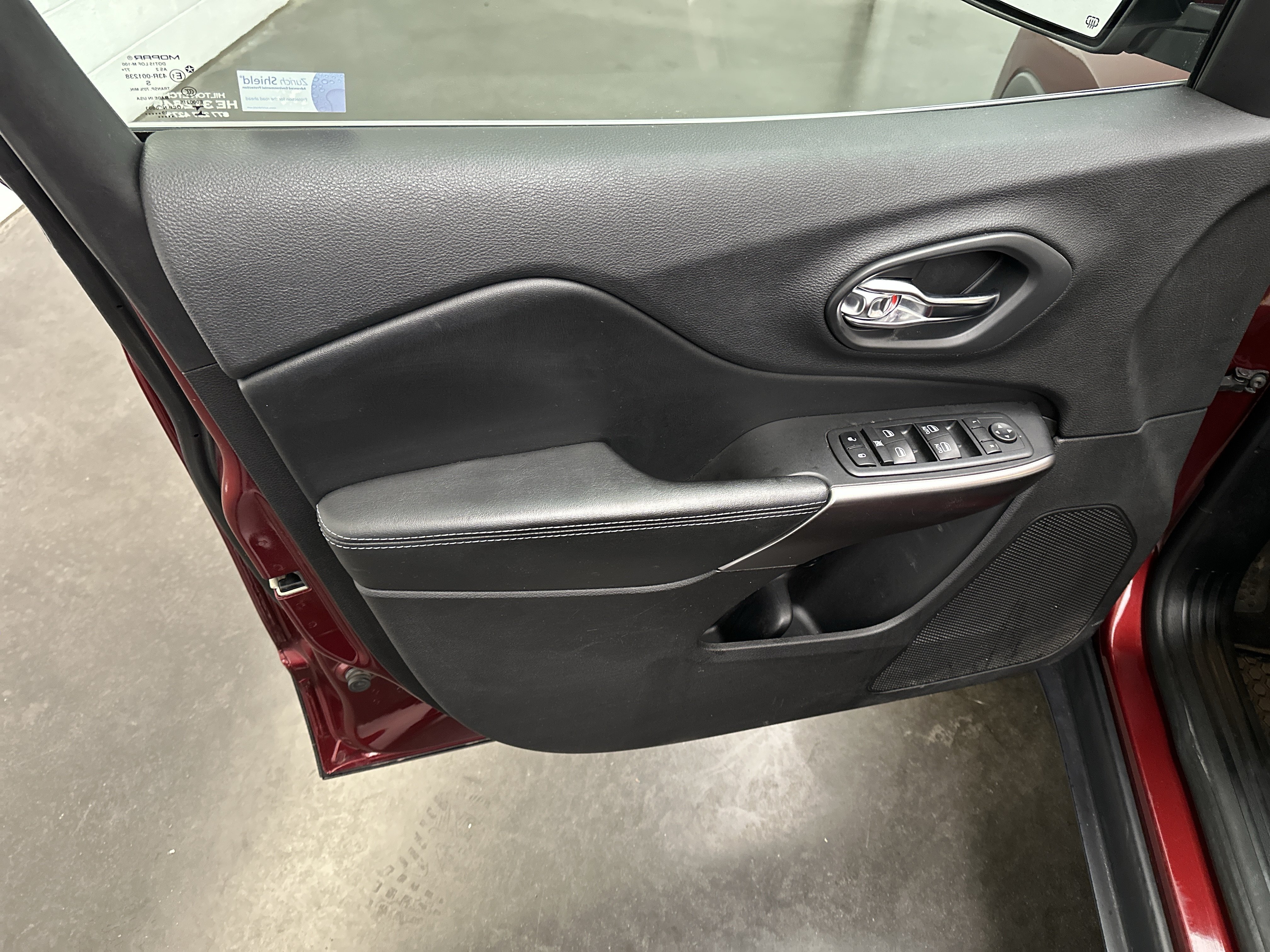 Used 2020 Jeep Cherokee Latitude Plus w/ Comfort/Convenience Group AWD/4WD image 19