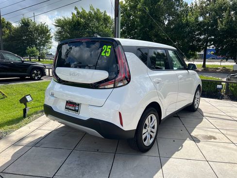 Used 2025 Kia Soul LX FWD image 11