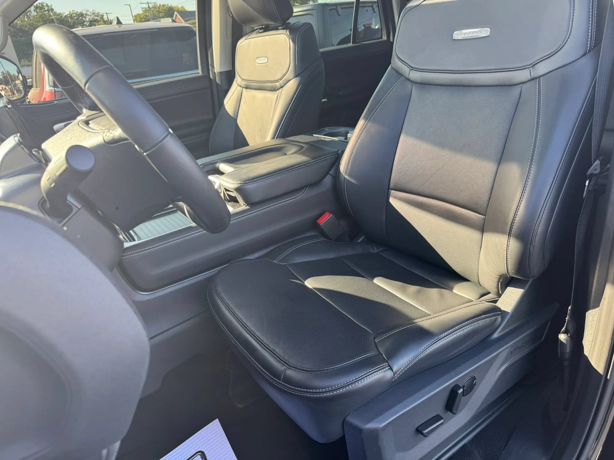 Used 2025 Ford Expedition Platinum AWD/4WD image 5