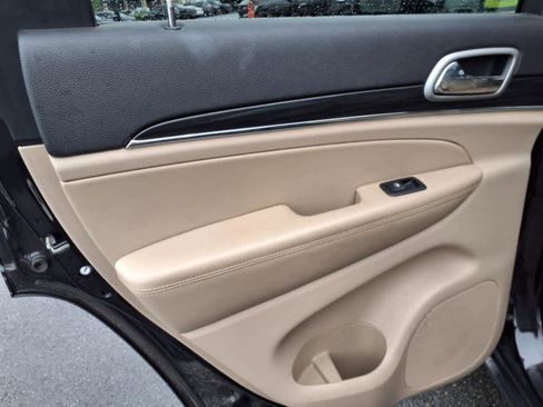 Used 2019 Jeep Grand Cherokee Limited image 12