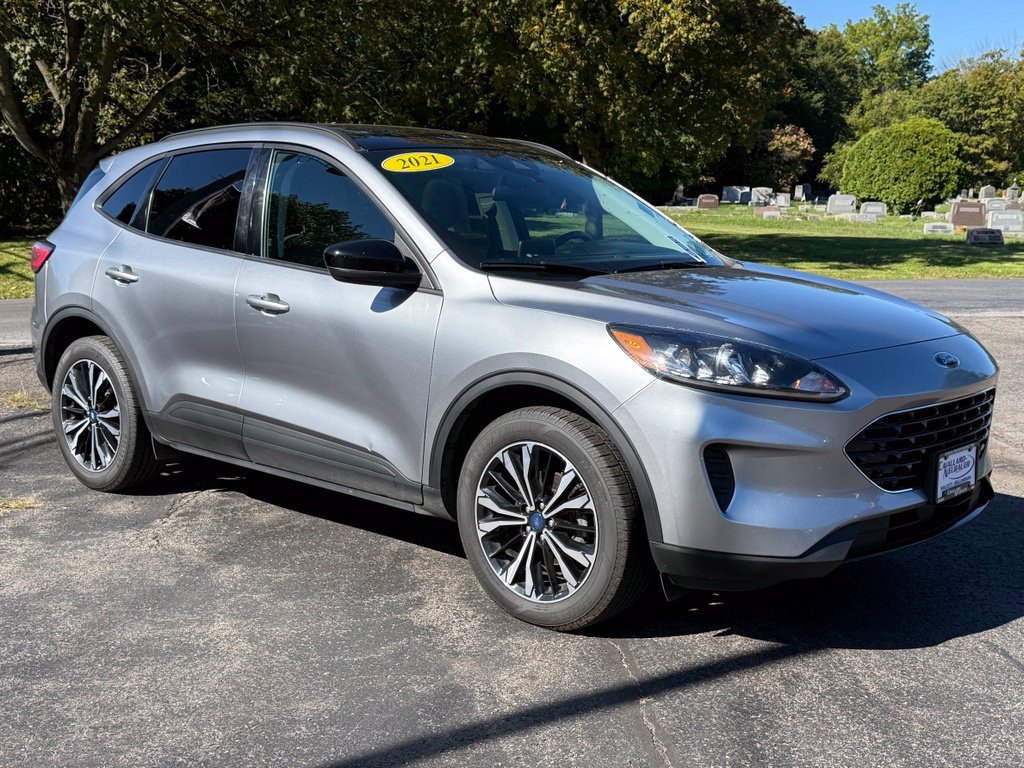 Used 2021 Ford Escape SE w/ SE Sport Appearance Package AWD/4WD image 3