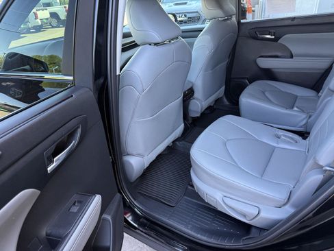 Used 2023 Toyota Highlander XLE AWD/4WD image 18