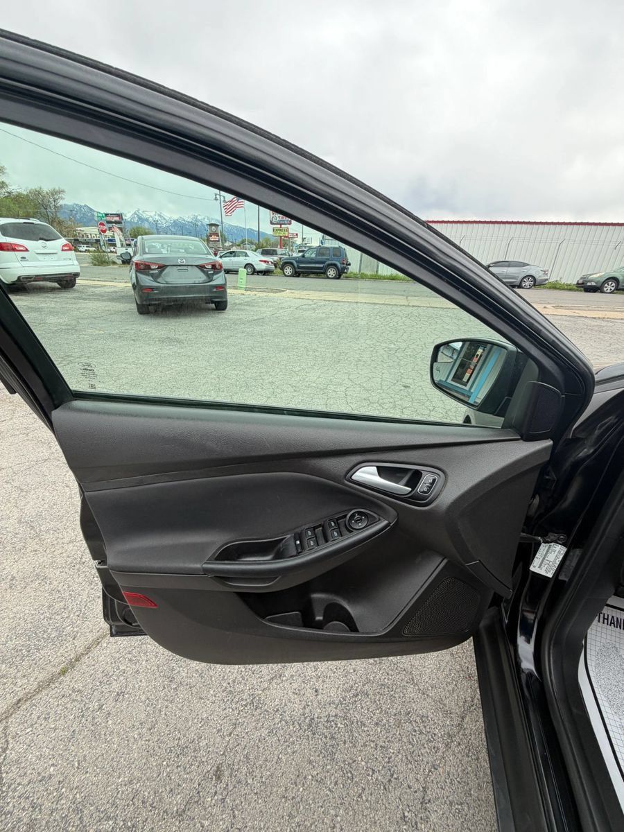 Used 2016 Ford Focus SE w/ SE Cold Weather Package FWD image 22