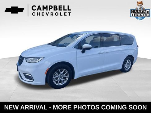 Used 2023 Chrysler Pacifica Touring FWD image 1