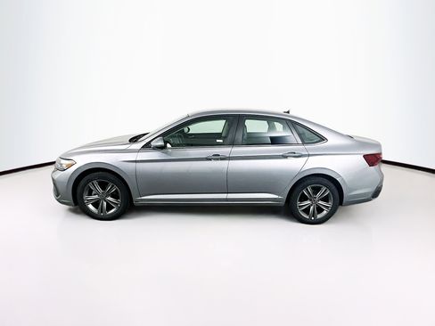 Used 2024 Volkswagen Jetta SE image 4