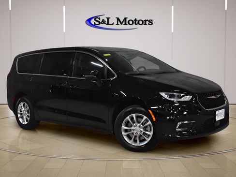 New 2026 Chrysler Pacifica Select AWD/4WD image 9