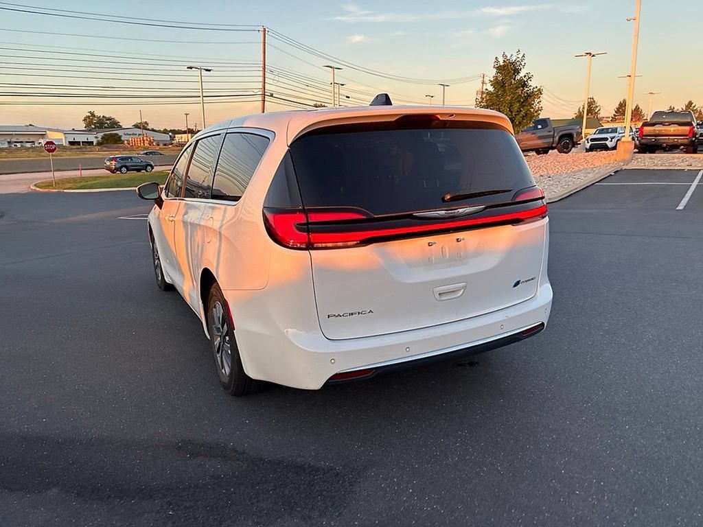 Used 2023 Chrysler Pacifica Touring-L FWD image 13