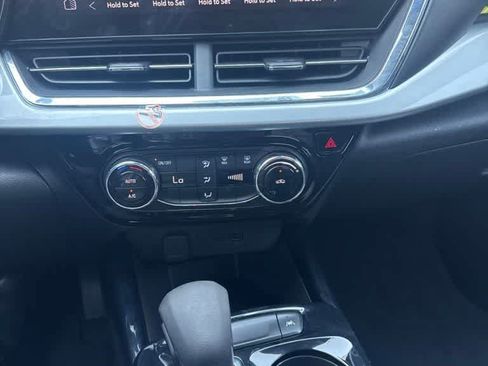 Used 2025 Chevrolet Trax LT FWD image 13
