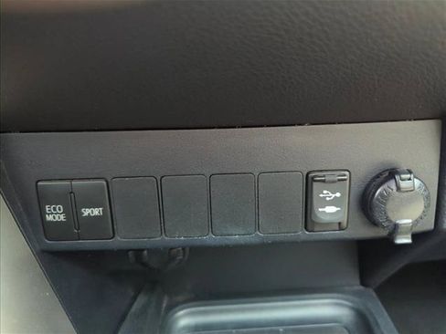 Used 2018 Toyota RAV4 XLE FWD image 29